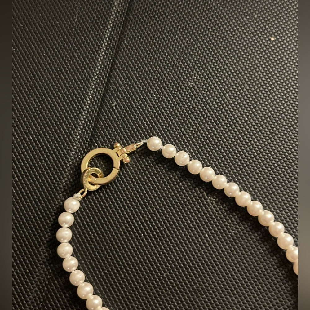 Elegant Pearl Bracelet with Gold Clasp - Picture 2 of 4